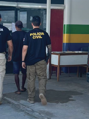 A Polícia Civil do Amazonas (PC-AM), por meio da 56ª Delegacia Interativa de Polícia (DIP) de Jutaí (a 751 quilômetros de Manaus), cumpriu mandado de prisão preventiva nesta sexta-feira (23), de um homem, de 25 anos, por estupro da própria enteada de 10 anos. A prisão aconteceu na zona urbana do município.