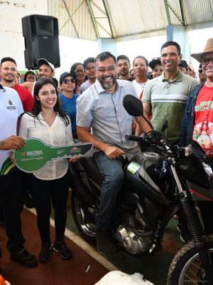 O setor primário de três municípios amazonenses foi contemplado com R$ 884,8 mil em crédito rural. O montante foi disponibilizado pelo Governo do Amazonas durante ações em Jutaí, Fonte Boa e Iranduba (distantes 51, 678 e 27 quilômetros distantes de Manaus, respectivamente), nas quais também foram entregues 560 documentos rurais.