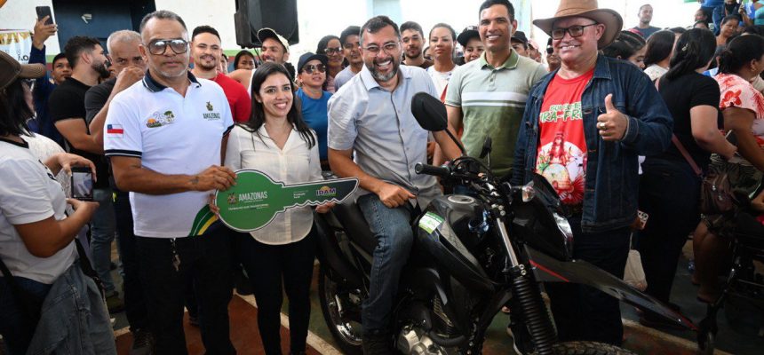 O setor primário de três municípios amazonenses foi contemplado com R$ 884,8 mil em crédito rural. O montante foi disponibilizado pelo Governo do Amazonas durante ações em Jutaí, Fonte Boa e Iranduba (distantes 51, 678 e 27 quilômetros distantes de Manaus, respectivamente), nas quais também foram entregues 560 documentos rurais.