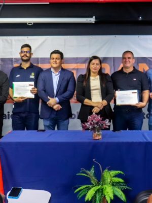 O Departamento Estadual de Trânsito do Amazonas (Detran-AM), por meio da Escola Pública de Trânsito (Eptran), certificou 44 finalistas do primeiro curso híbrido de Agente de Trânsito. A solenidade ocorreu na manhã desta quinta-feira (11), na sede da Eptran, localizada no Shopping Manaus Via Norte, na zona norte de Manaus.