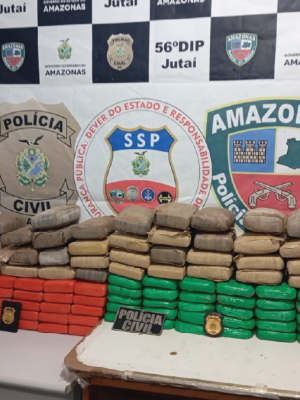 A Polícia Civil do Amazonas (PC-AM), por meio da 56ª Delegacia Interativa de Polícia (DIP) de Jutaí (a 750 quilômetros de Manaus), deflagrou, no sábado (13), a Operação Pente Fino e prendeu em flagrante um homem, de 30 anos, e apreendeu um adolescente, de 17 anos, com 107 tabletes de maconha tipo skunk, cocaína e pasta base de cocaína. O material está avaliado em 5 milhões de reais.