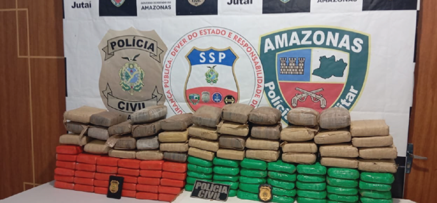 A Polícia Civil do Amazonas (PC-AM), por meio da 56ª Delegacia Interativa de Polícia (DIP) de Jutaí (a 750 quilômetros de Manaus), deflagrou, no sábado (13), a Operação Pente Fino e prendeu em flagrante um homem, de 30 anos, e apreendeu um adolescente, de 17 anos, com 107 tabletes de maconha tipo skunk, cocaína e pasta base de cocaína. O material está avaliado em 5 milhões de reais.