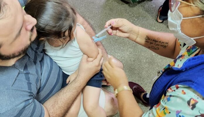Com o objetivo de melhorar os índices de cobertura vacinal no estado, o Amazonas realiza neste sábado (18) o Dia D da campanha de multivacinação. A iniciativa faz parte de uma mobilização nacional coordenada, no estado, pela Fundação de Vigilância em Saúde do Amazonas (FVS-RCP) com apoio da Secretaria de Estado de Saúde (SES-AM).